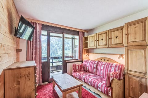 Bed, Living room