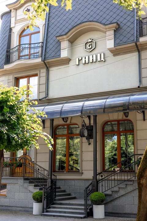 Property building, Restaurant/places to eat