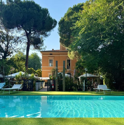 Property building, Garden, Swimming pool, sunbed