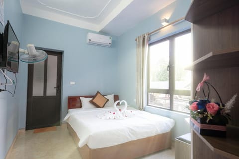 Bed, TV and multimedia, Bedroom, fireplace, air conditioner