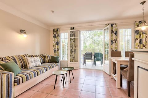 Bed, Living room, kitchen