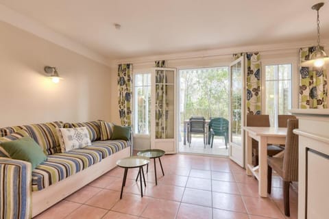 Bed, Living room, kitchen