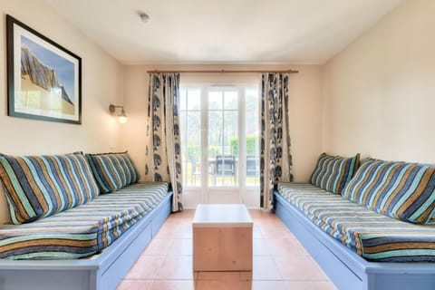 Bed, Living room, Bedroom