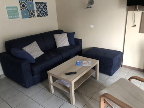 Bed, Living room