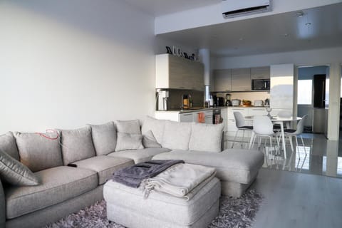 Communal lounge/ TV room, Kitchen or kitchenette, Living room, Seating area, Dining area, minibar, pet friendly, stove