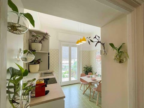 Kitchen or kitchenette, minibar