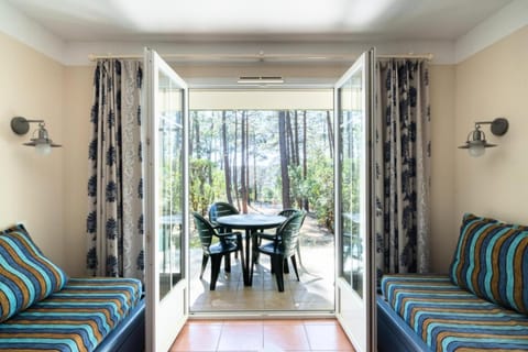 Bed, Bedroom, kitchen