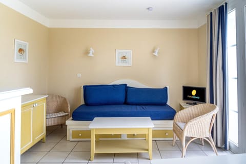 Bed, Living room
