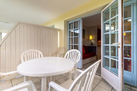 Bed, kitchen