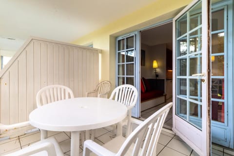 Bed, kitchen