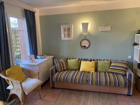 Bed, Living room