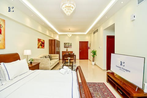 Bed, TV and multimedia, Living room, Photo of the whole room, Seating area, Bedroom