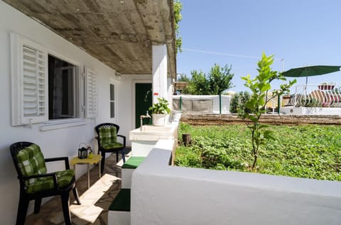 Facade/entrance, Balcony/Terrace
