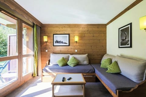 Bed, Living room
