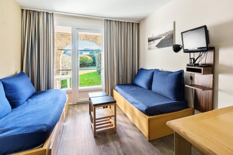 Bed, Living room