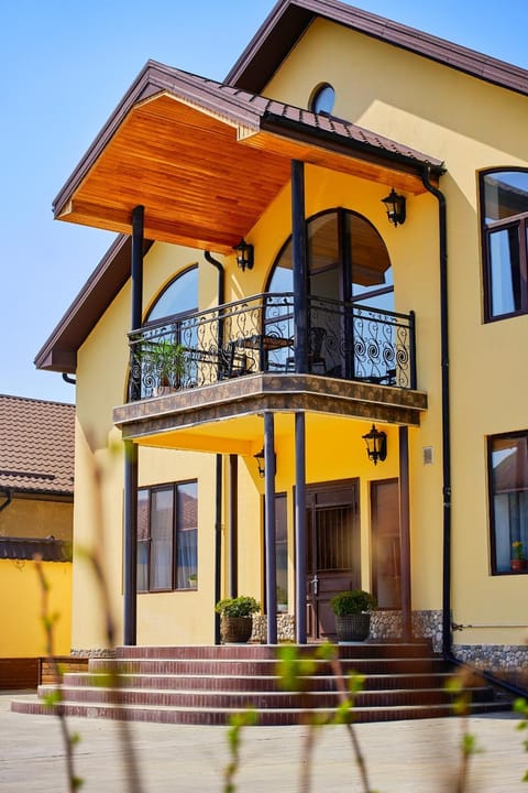 Property building, Day, Balcony/Terrace