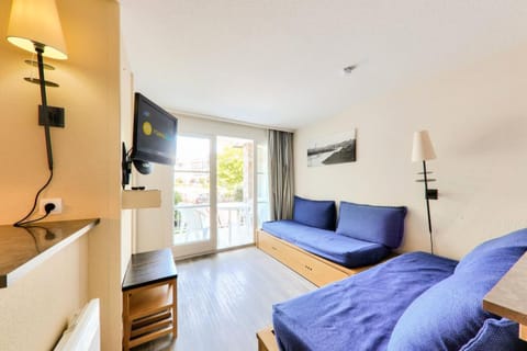 Bed, Living room