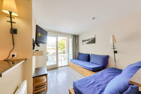 Bed, Living room