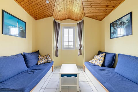 Bed, Living room