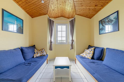 Bed, Living room