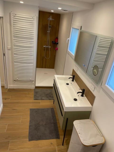 Suite parentale avec salle de bains et toilettes privées Vacation rental in Auvergne-Rhône-Alpes