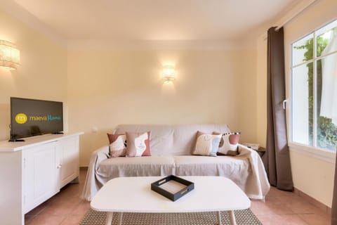 Bed, Living room, Bedroom