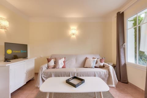 Bed, Living room, Bedroom