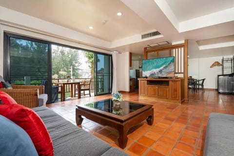 TV and multimedia, Living room, Seating area, air conditioner