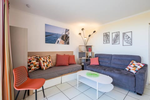 Bed, Living room