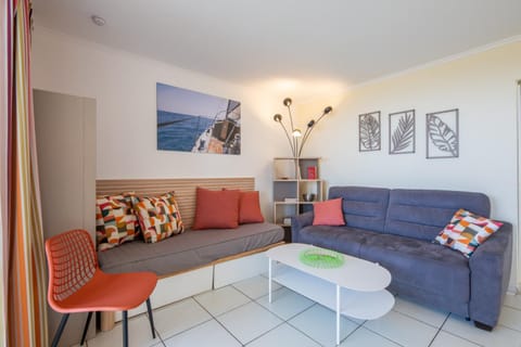 Bed, Living room