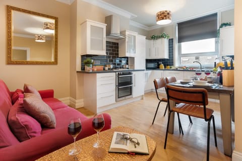 Coffee/tea facilities, Kitchen or kitchenette, Living room, Seating area, Dining area, oven, stove