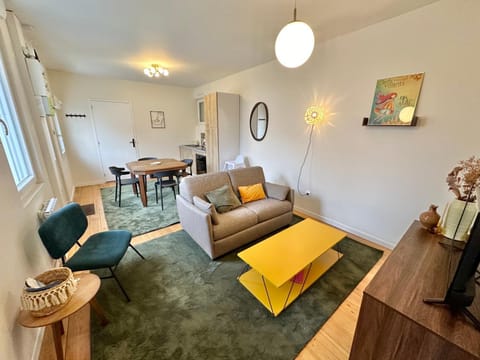 Kitchen or kitchenette, Living room, Dining area