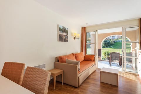 Bed, Living room, kitchen