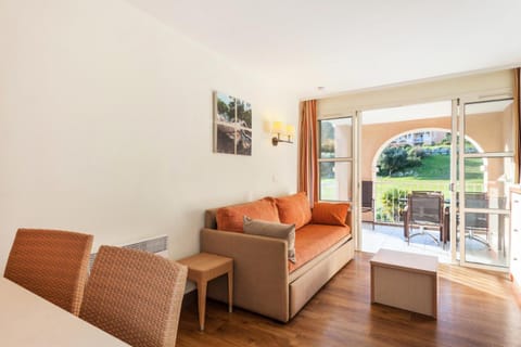 Bed, Living room, kitchen