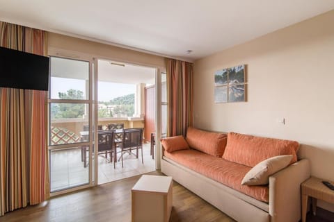 Bed, Living room, kitchen