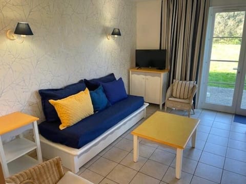 Bed, Living room