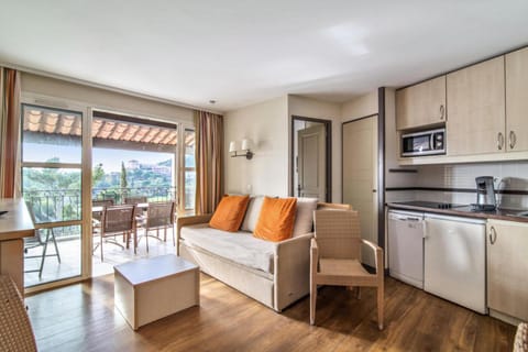 Bed, Living room, kitchen