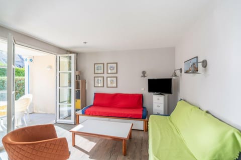 Bed, Living room