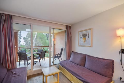 Bed, Living room, kitchen