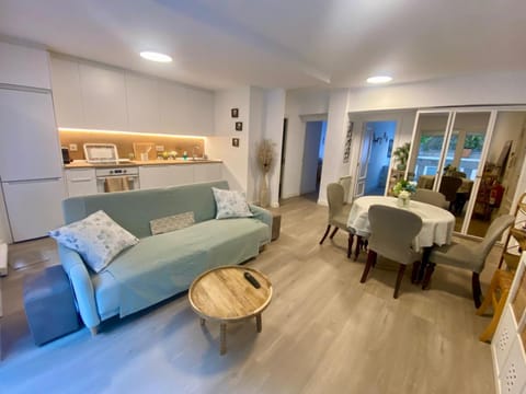 Kitchen or kitchenette, Living room, Seating area, Dining area