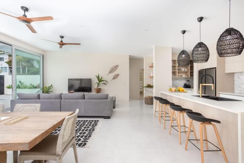 TV and multimedia, Kitchen or kitchenette, Living room, Seating area