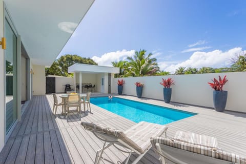 Balcony/Terrace, Pool view, Swimming pool, sunbed