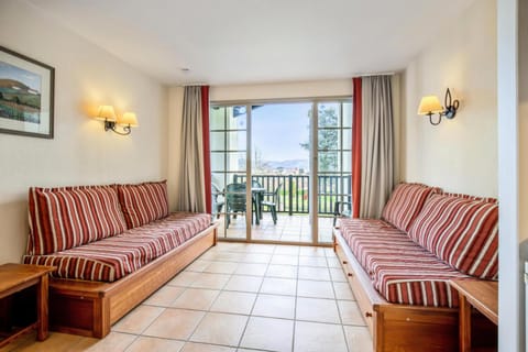 Bed, Living room, fireplace, furniture, kitchen