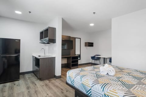 Bed, TV and multimedia, Kitchen or kitchenette, Bedroom