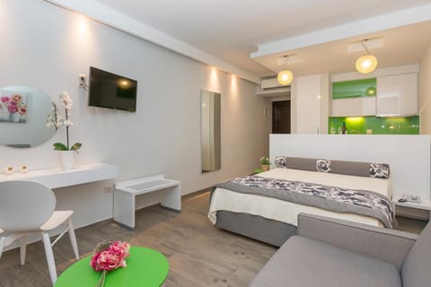 TV and multimedia, Kitchen or kitchenette, Seating area, Bedroom