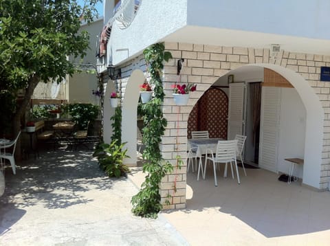 Patio, Facade/entrance, Animals