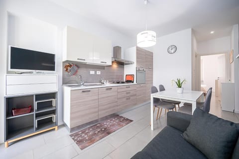 TV and multimedia, Kitchen or kitchenette, Living room, Seating area, Dining area