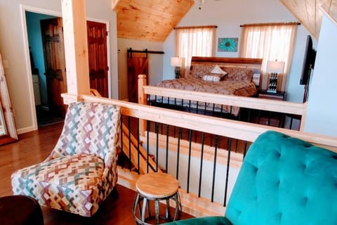 Bed, TV and multimedia, Photo of the whole room, Seating area, Bedroom