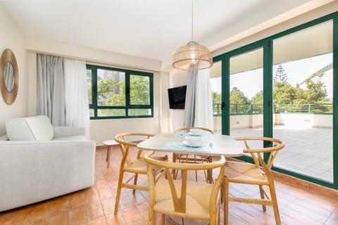 TV and multimedia, View (from property/room), Balcony/Terrace, Living room, Seating area, Dining area