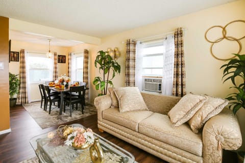 Centrally Located Compton Retreat Patio and Grills House in Compton